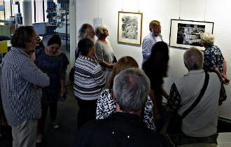 Klaus Stein und eine Gruppe der Düssel­dorfer VVN am 28. September bei einer Ausstellungsführung.