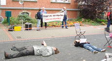 Aktion 2007 gegen CO-Pipeline. Darstellung eines Gasunfalls. Menschen liegen auf dem Boden. Transparent der Linken Liste Düsseldorf »Stoppt die CO-Pipeline«.